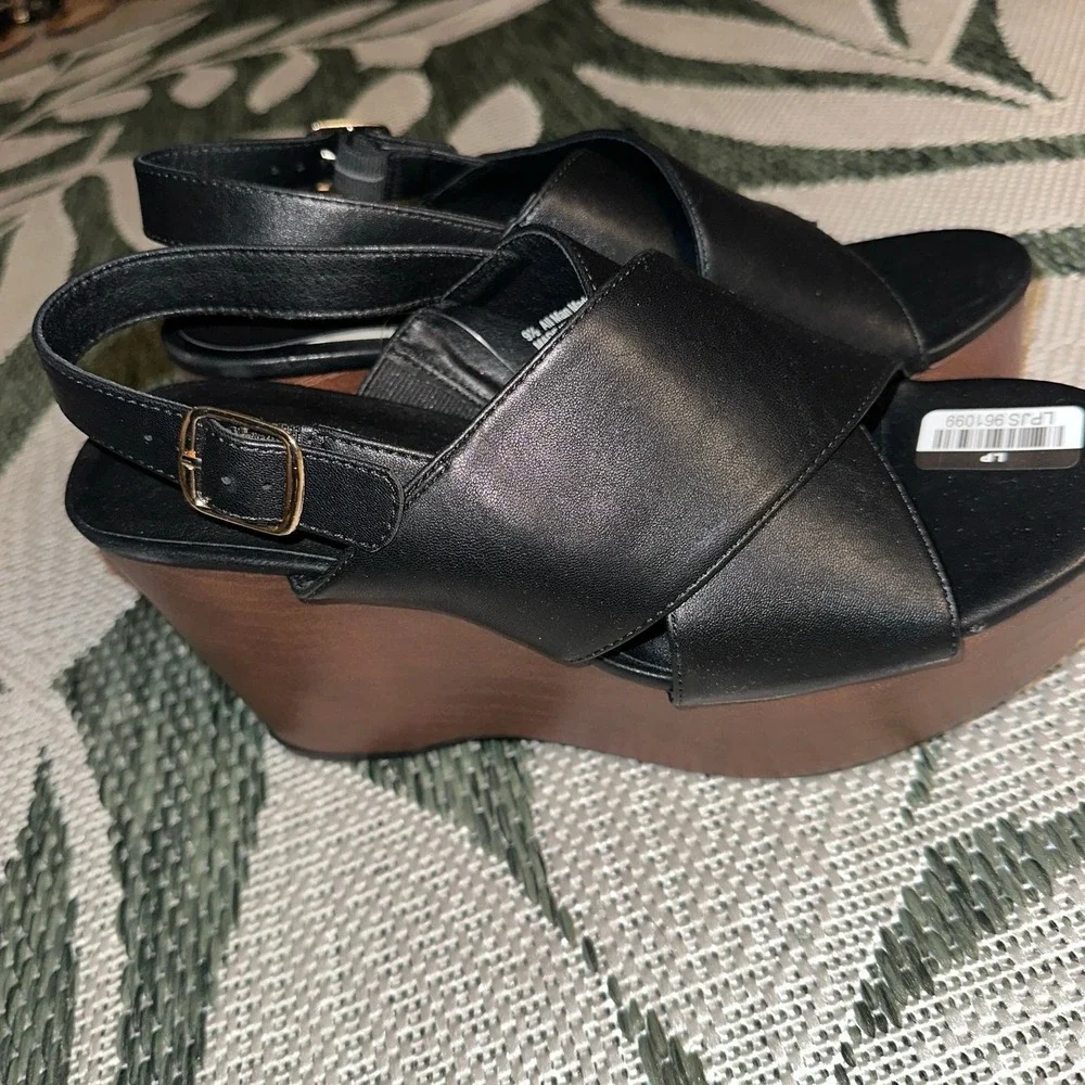2. Universal Thread Sandals Sz 9 1/2